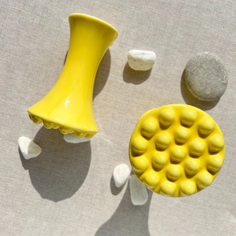 אבן ה־Gua Sha הקרמית בצבע צהוב היא כלי טיפוח טבעי ואלגנטי לעיסוי פנים וגוף