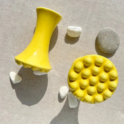 אבן ה־Gua Sha הקרמית בצבע צהוב היא כלי טיפוח טבעי ואלגנטי לעיסוי פנים וגוף