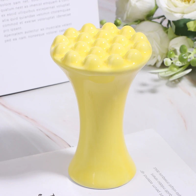 אבן ה־Gua Sha הקרמית בצבע צהוב היא כלי טיפוח טבעי ואלגנטי לעיסוי פנים וגוף