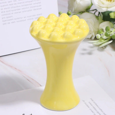 אבן ה־Gua Sha הקרמית בצבע צהוב היא כלי טיפוח טבעי ואלגנטי לעיסוי פנים וגוף