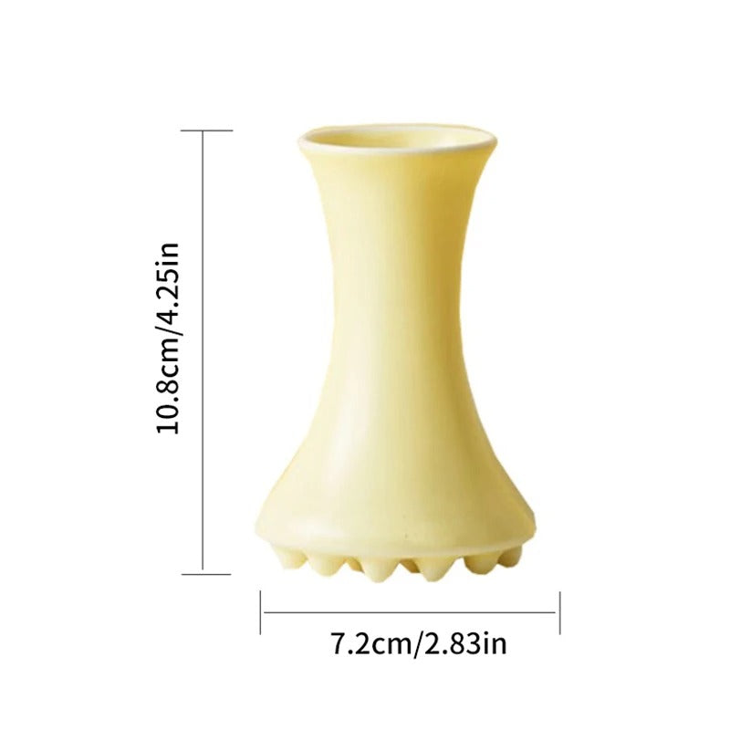 אבן ה־Gua Sha הקרמית בצבע צהוב היא כלי טיפוח טבעי ואלגנטי לעיסוי פנים וגוף