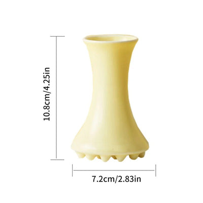 אבן ה־Gua Sha הקרמית בצבע צהוב היא כלי טיפוח טבעי ואלגנטי לעיסוי פנים וגוף