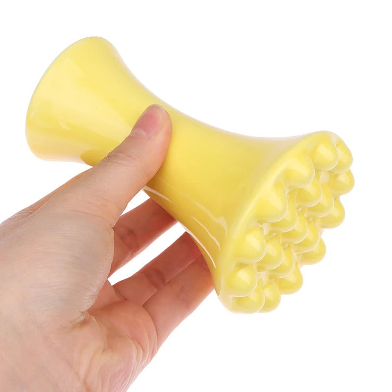 אבן ה־Gua Sha הקרמית בצבע צהוב היא כלי טיפוח טבעי ואלגנטי לעיסוי פנים וגוף